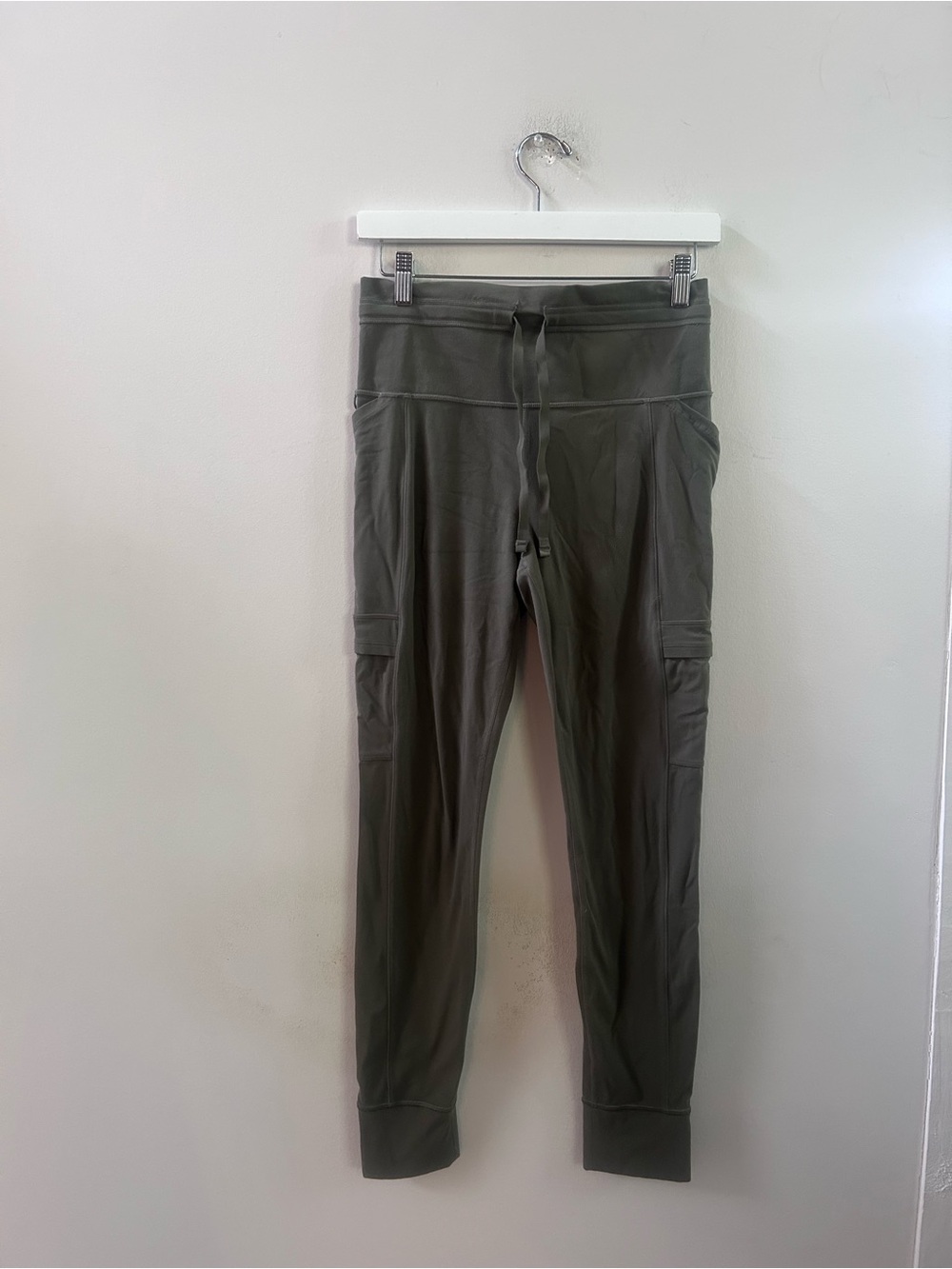 Athleta green salutation cargo leggings medium